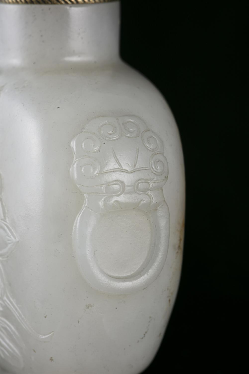 PROPERTIES FROM A FRENCH COLLECTOR OF JADE CARVINGS AND SNUFFBOTTLES A WHITE JADE ‘LOTUS POND’ SNUFF - Image 2 of 9