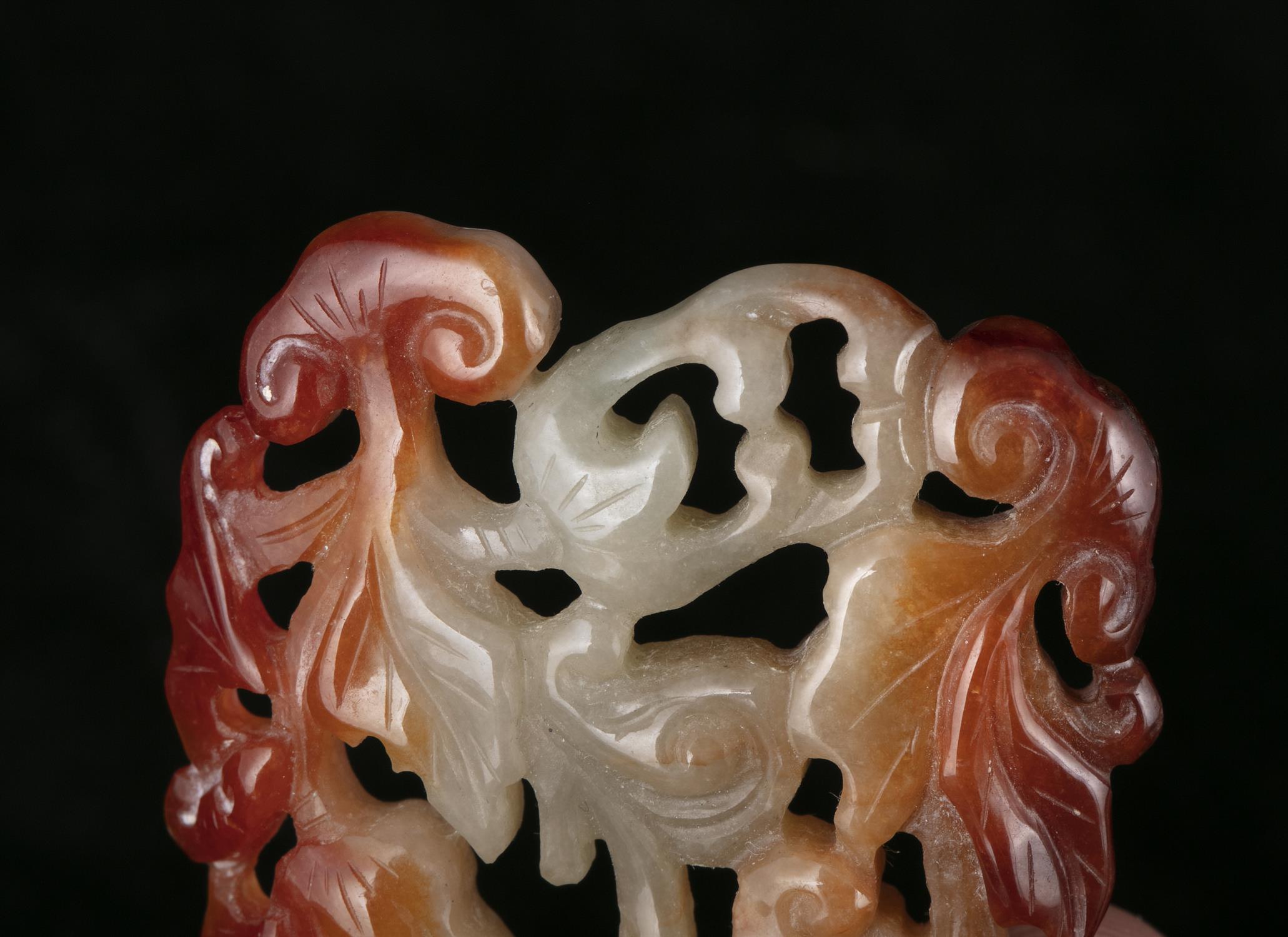 A RETICULATED RED AND GREEN JADEITE JADE ‘BATS, POMEGRANATE AND LINGZHI’ PLAQUE / PENDANT CHINA, - Image 5 of 6