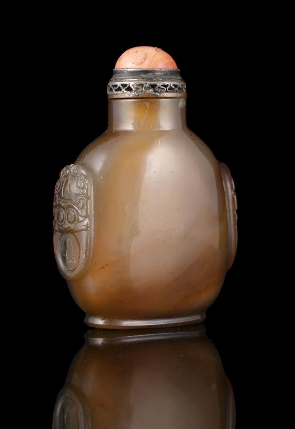 PROPERTIES FROM A NOTED COLLECTION OF JADES AND SNUFFBOTTLES *AN AGATE SNUFF BOTTLE CHINA, LATE QING