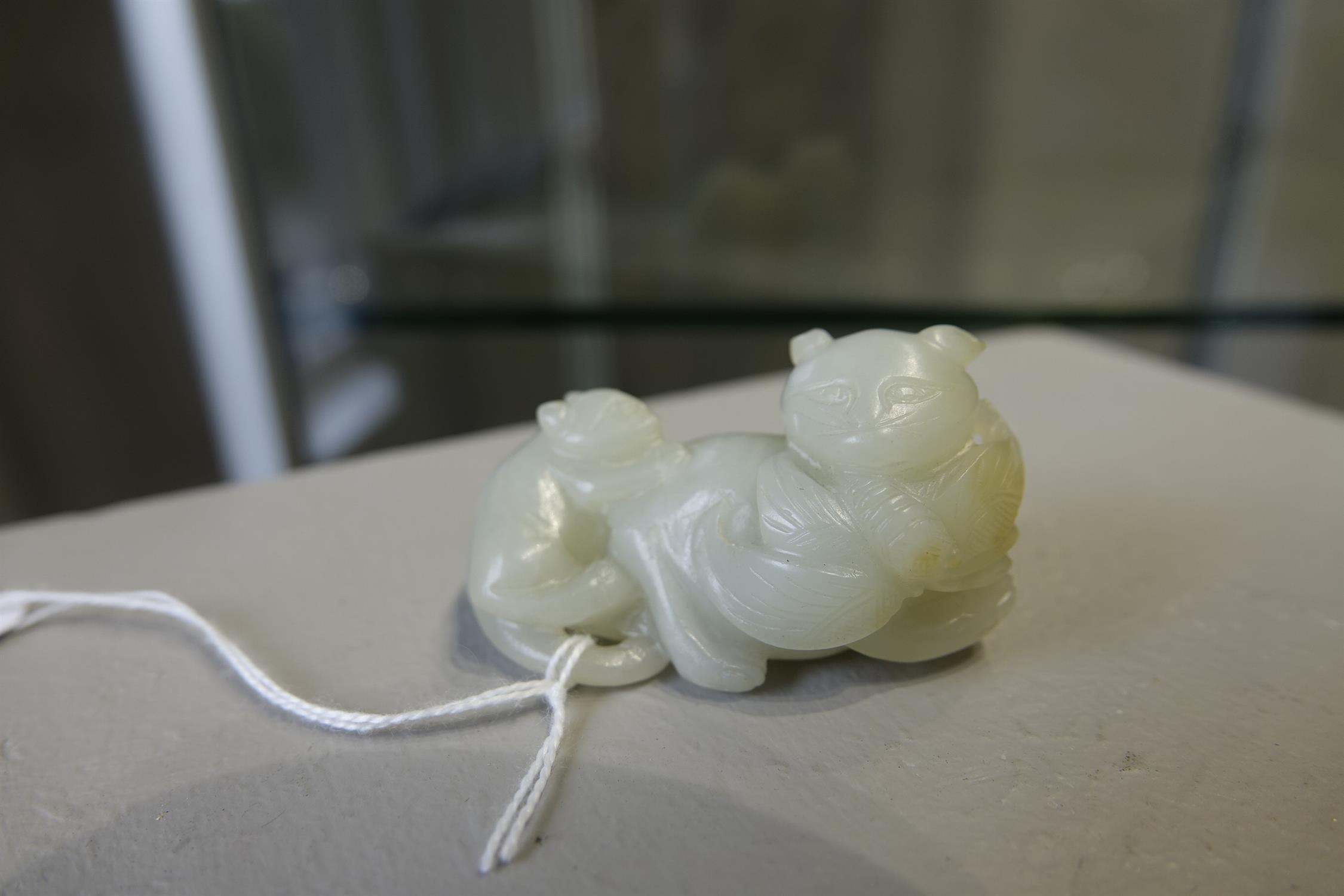 A WHITE JADE GROUP OF TWO CATS WITH A BUTTERFLY 玉耄耋 CHINA, POSSIBLY QING DYNASTY Carved out of an - Image 10 of 20