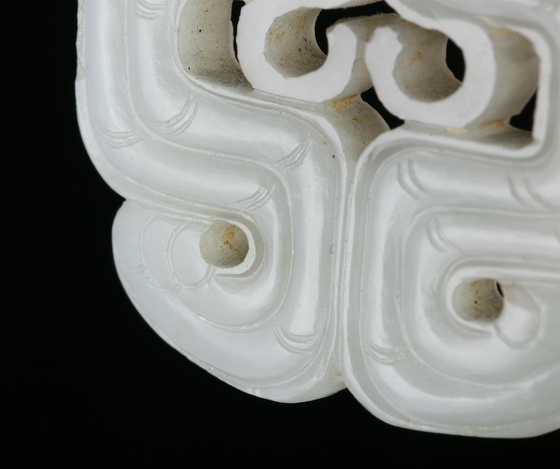 A RETICULATED JADE ‘KUI DRAGONS’ PLAQUE / PENDANT CHINA, LATE QING DYNASTY Finely carved and - Image 3 of 5