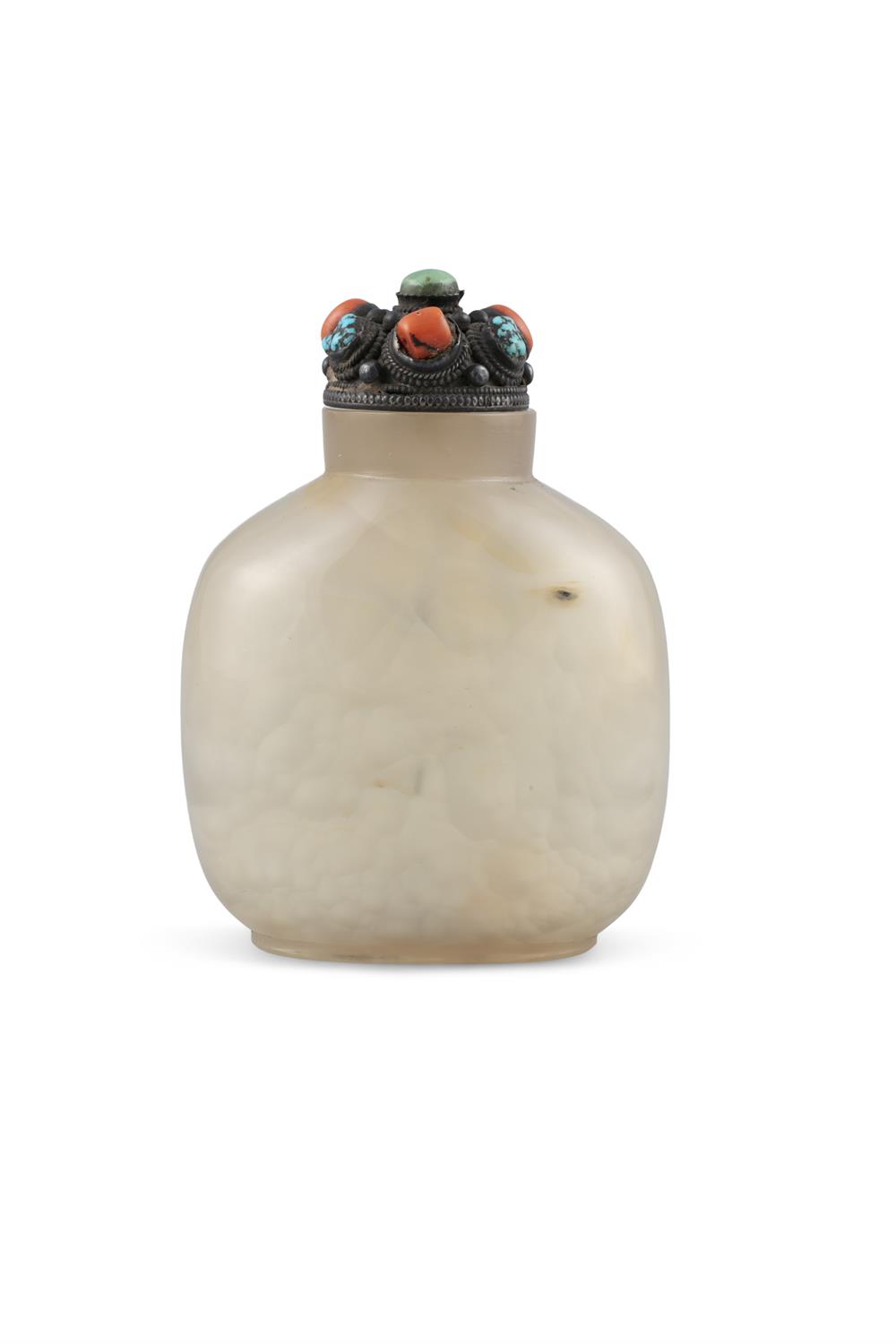 § A LARGE AGATE SNUFF BOTTLE China, Qing Dynasty Masterfully hollowed. Together with a silver - Image 3 of 24