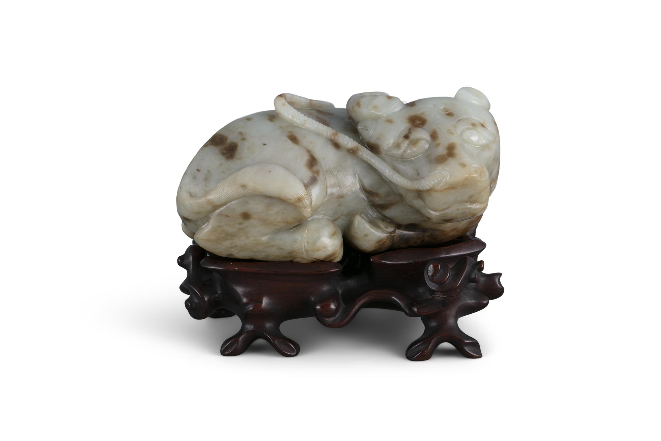 PROPERTIES FROM A FRENCH COLLECTOR OF JADE CARVINGS AND SNUFFBOTTLES A MOTTLED JADE CARVING OF A - Image 7 of 9