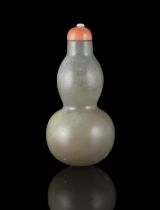 PROPERTIES FROM A FRENCH COLLECTOR OF JADE CARVINGS AND SNUFFBOTTLES A PALE GREEN JADE SNUFF