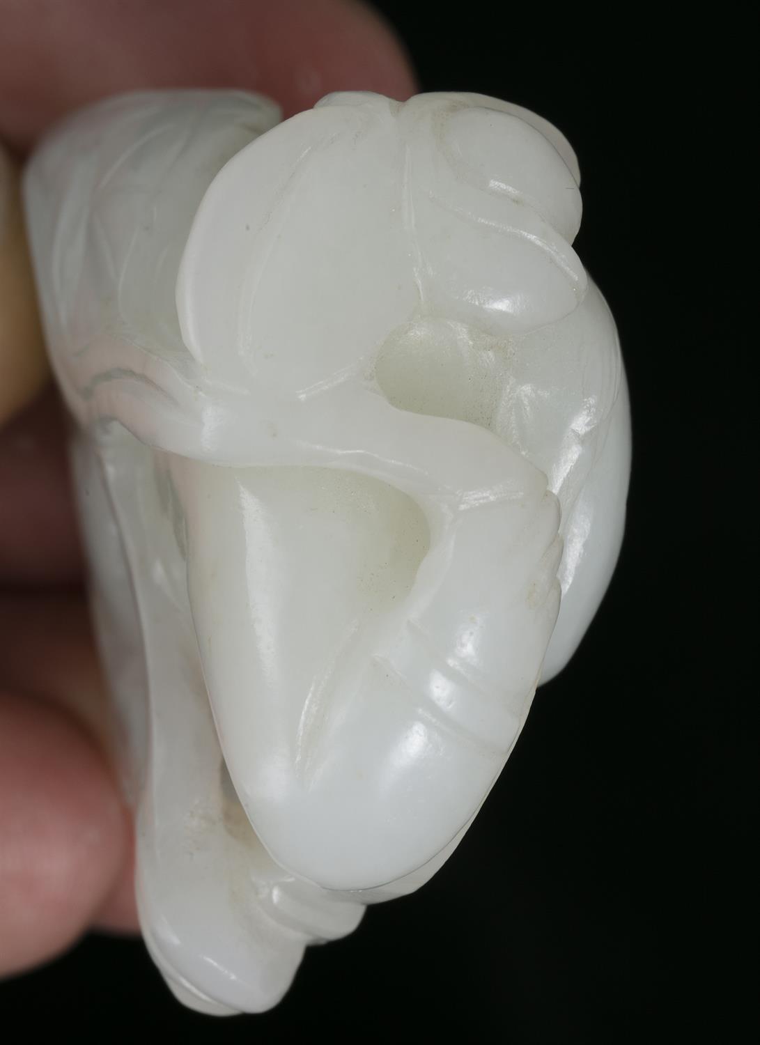 PROPERTIES FROM A FRENCH COLLECTOR OF JADE CARVINGS AND SNUFFBOTTLES A WHITE JADE CARVING OF A - Image 6 of 11