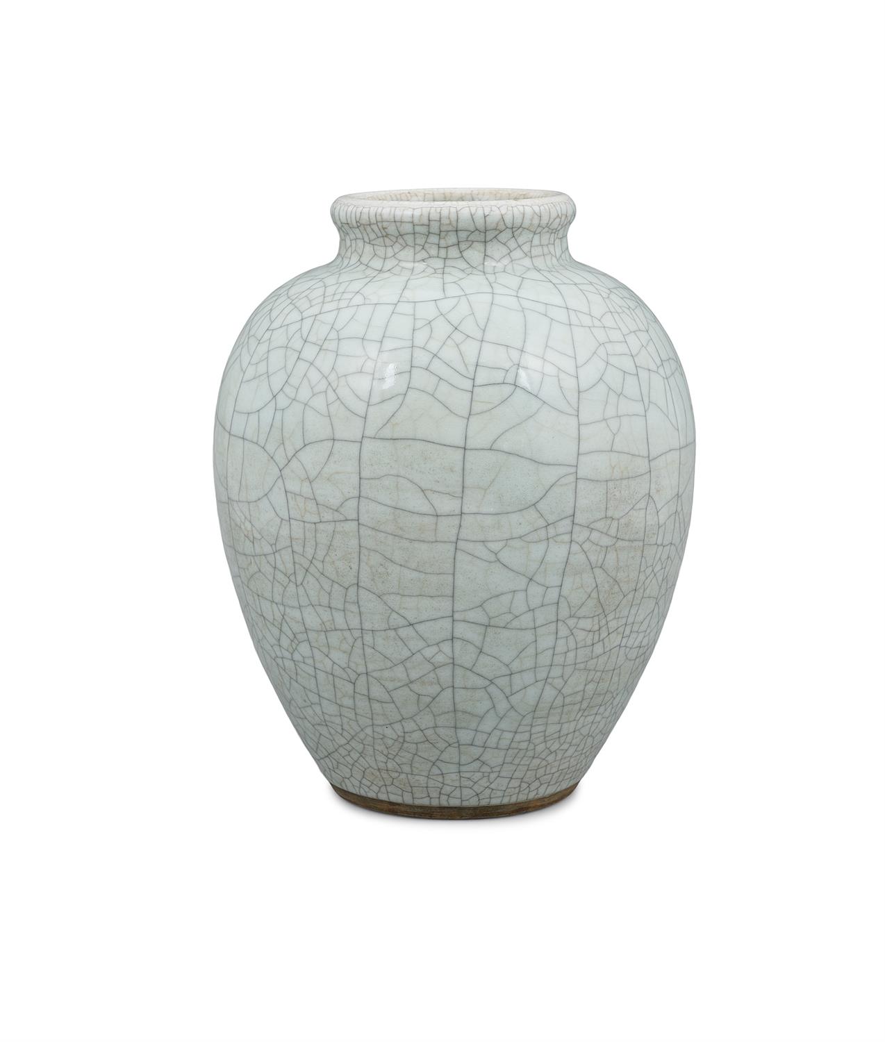 A GUAN OR GEYAO CRACKLED WARE TYPE EGG-SHAPED VASE CHINA, LATE QING DYNASTY TO REPUBLIC / MINGUO