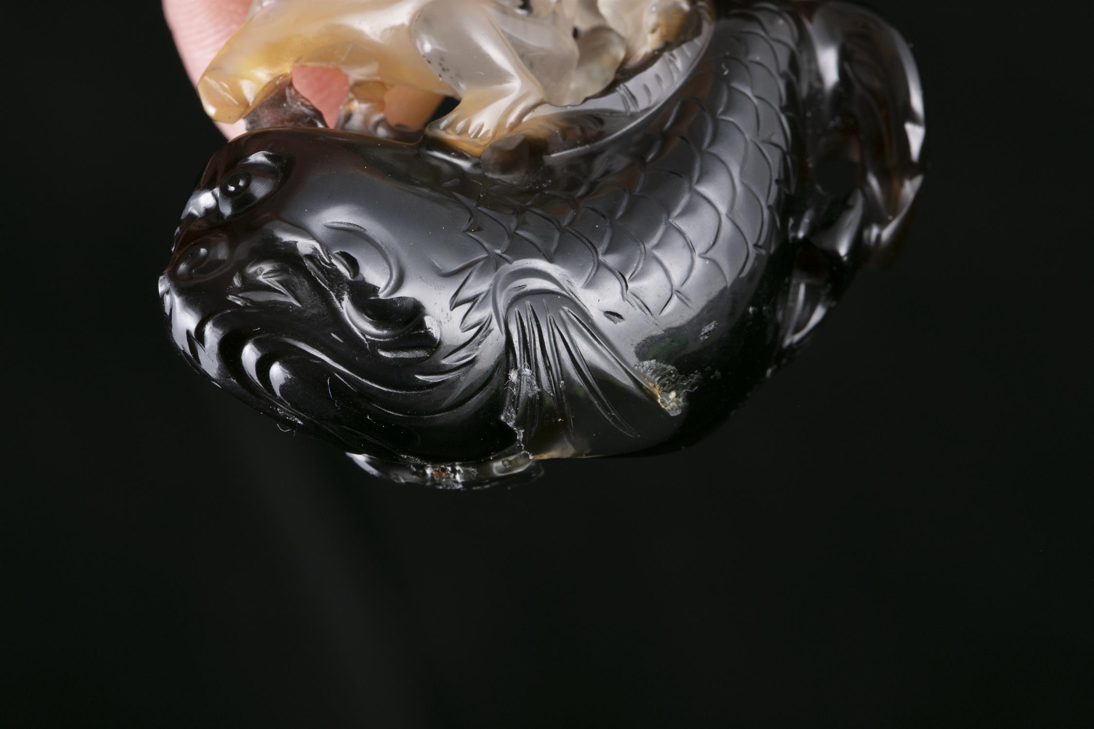 PROPERTIES FROM A FRENCH COLLECTOR OF JADE CARVINGS AND SNUFFBOTTLES A POSSIBLY SUZHOU AGATE GROUP - Image 5 of 15