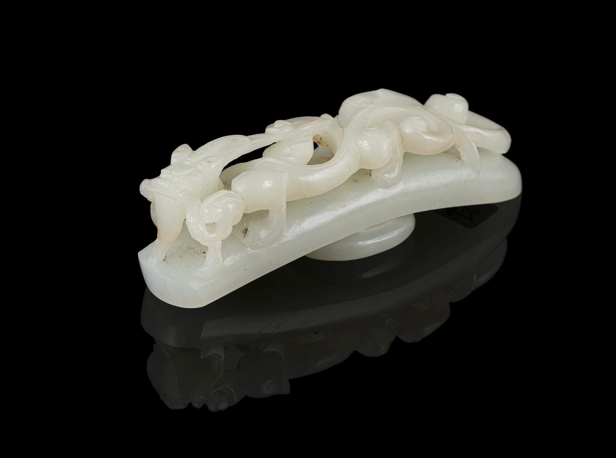 A FRAGMENT OF A WHITE JADE ‘CHI DRAGON’ BELT HOOK / BELT BUCKLE CHINA, QING DYNASTY L: 9,7 cm - Image 2 of 9