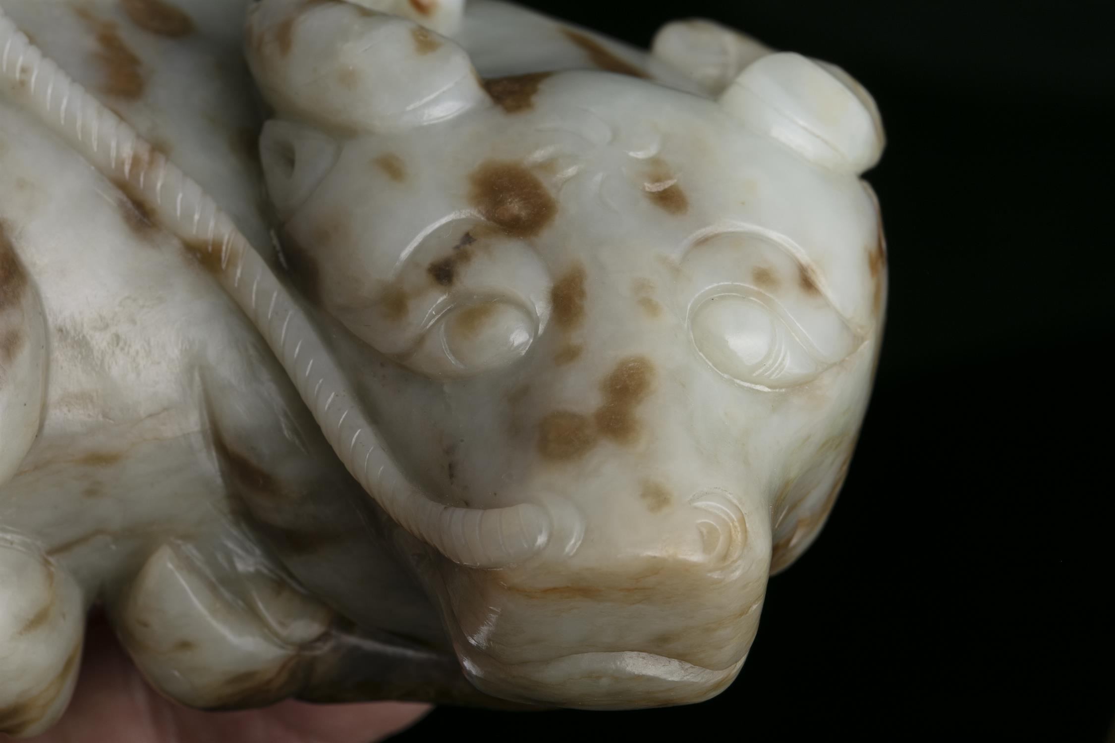 PROPERTIES FROM A FRENCH COLLECTOR OF JADE CARVINGS AND SNUFFBOTTLES A MOTTLED JADE CARVING OF A - Image 5 of 9