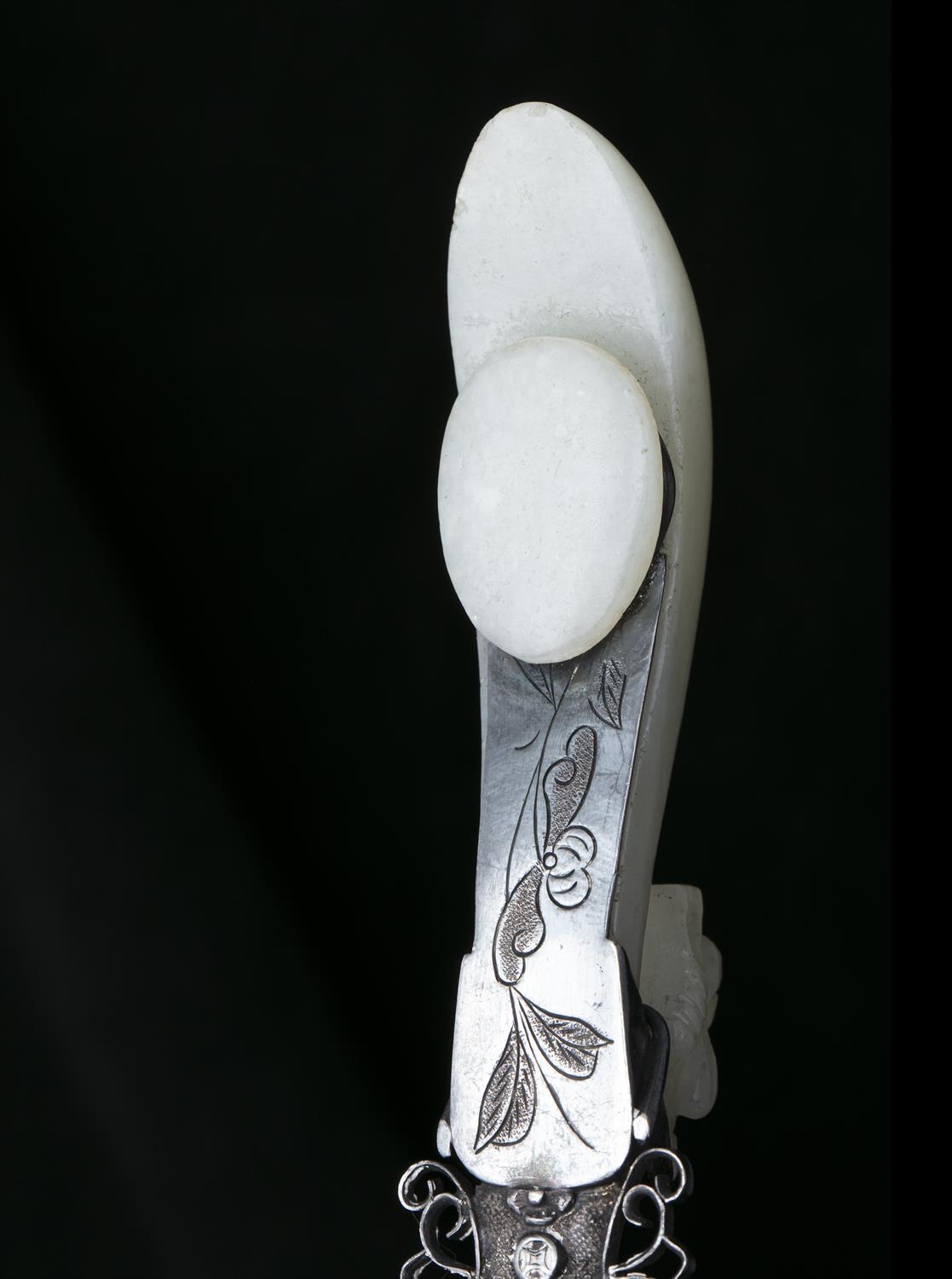 A SILVER LETTER OPENER WITH A JADE HANDLE THE SILVER BLADE: EUROPE, CIRCA 1900 THE JADE: CHINA, LATE - Image 4 of 5