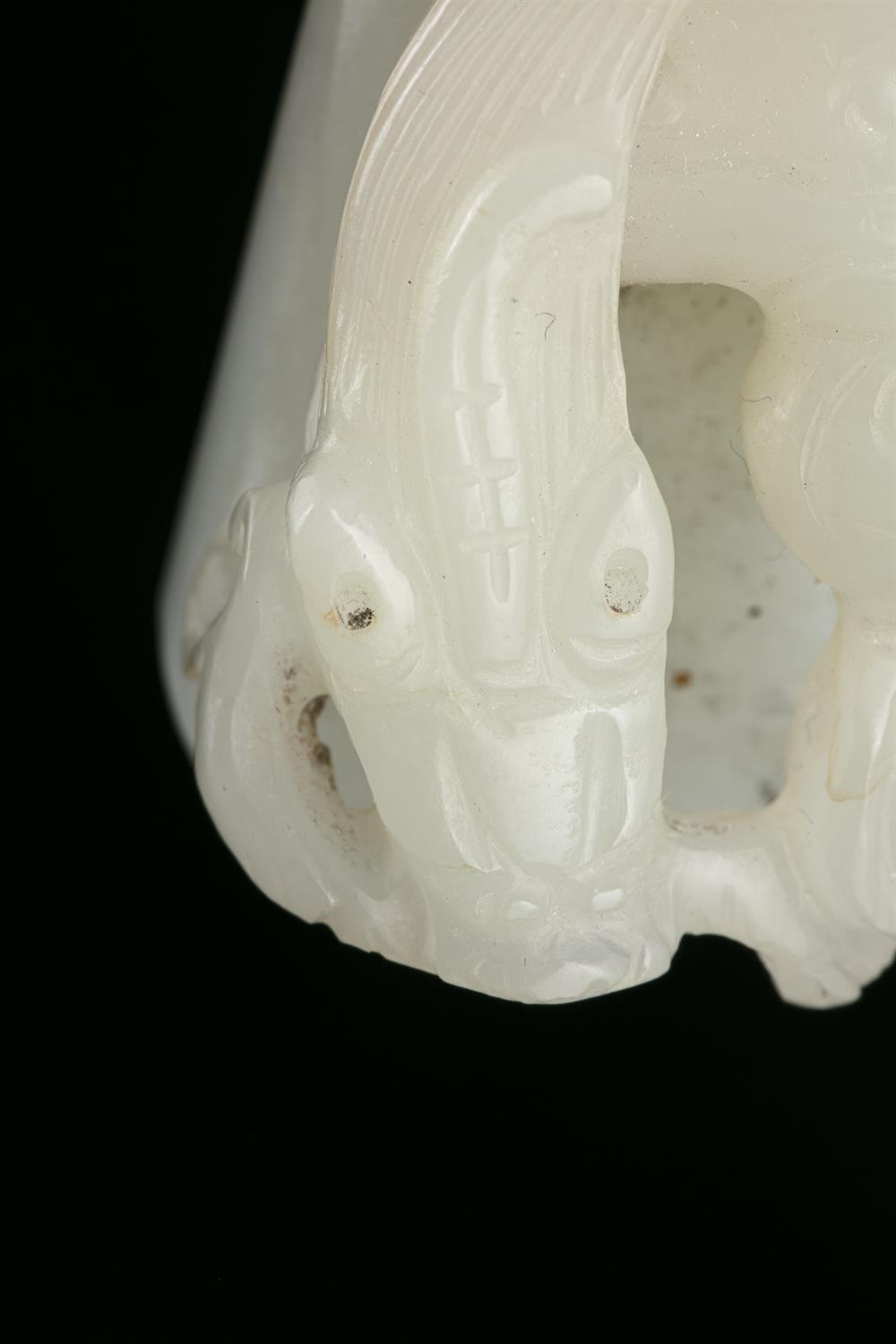 A FRAGMENT OF A WHITE JADE ‘CHI DRAGON’ BELT HOOK / BELT BUCKLE CHINA, QING DYNASTY L: 9,7 cm - Image 4 of 9