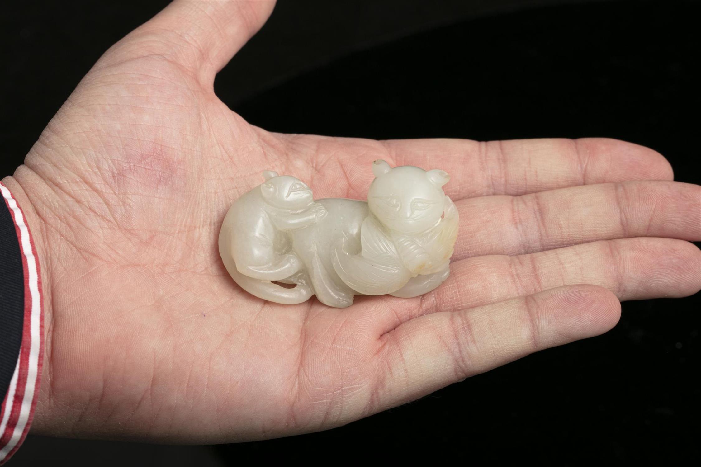 A WHITE JADE GROUP OF TWO CATS WITH A BUTTERFLY 玉耄耋 CHINA, POSSIBLY QING DYNASTY Carved out of an - Image 7 of 20