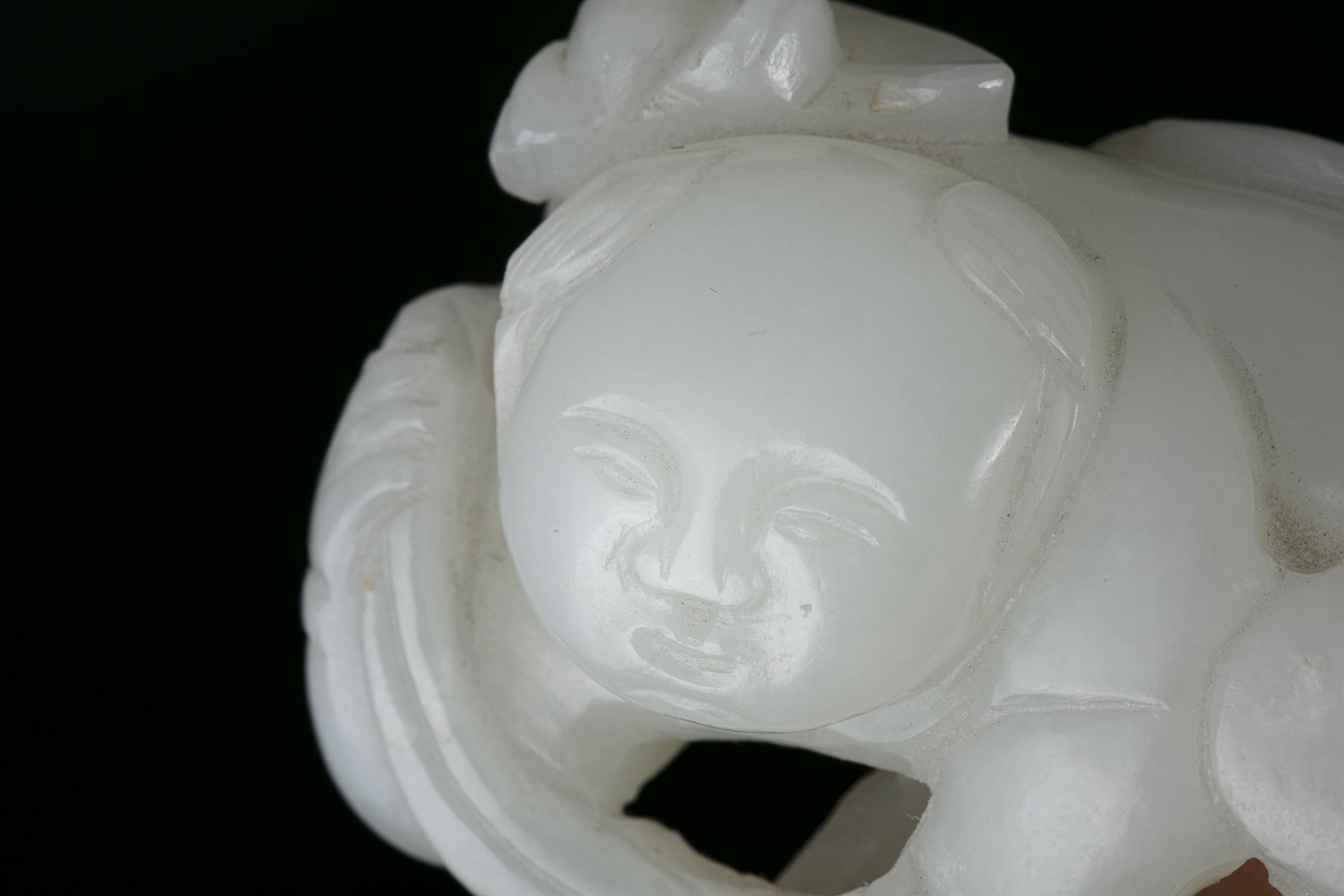 PROPERTIES FROM A FRENCH COLLECTOR OF JADE CARVINGS AND SNUFFBOTTLES A WHITE JADE CARVING OF A - Image 3 of 11