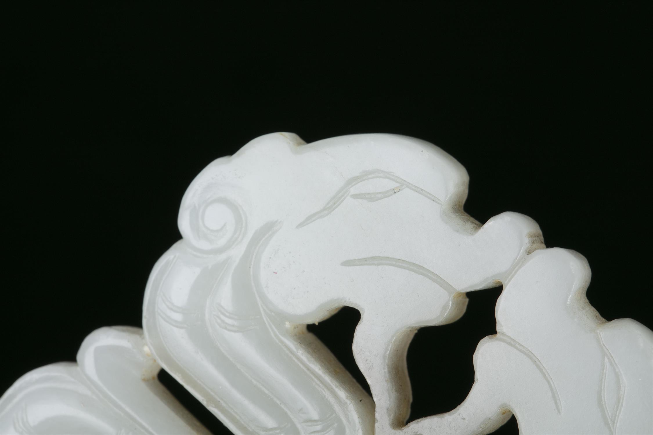 A RETICULATED JADE ‘KUI DRAGONS’ PLAQUE / PENDANT CHINA, LATE QING DYNASTY Finely carved and - Image 2 of 5