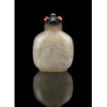 § A LARGE AGATE SNUFF BOTTLE China, Qing Dynasty Masterfully hollowed. Together with a silver