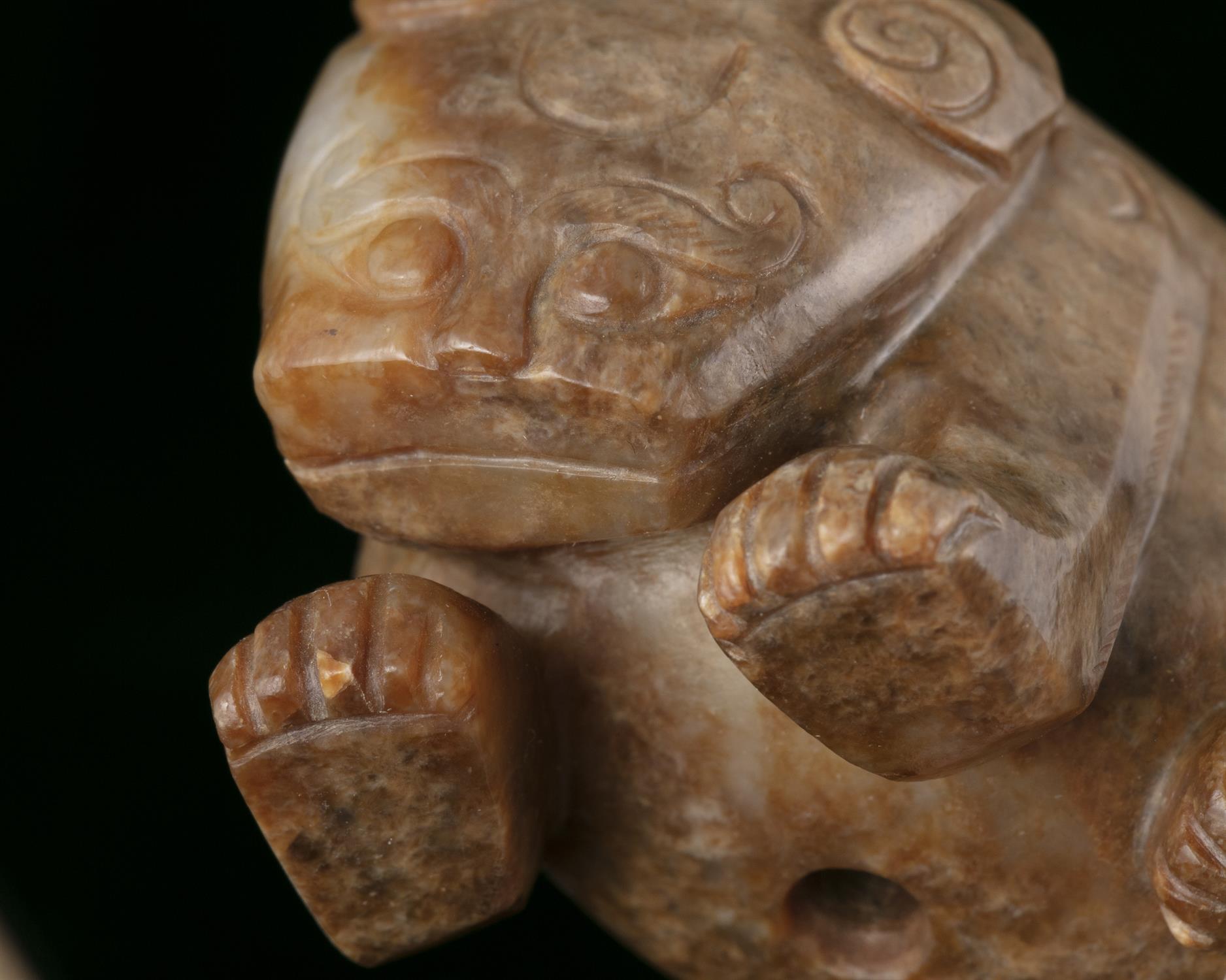 PROPERTIES FROM A FRENCH COLLECTOR OF JADE CARVINGS AND SNUFFBOTTLES A CHICKEN BONE JADE SEATED - Image 5 of 11