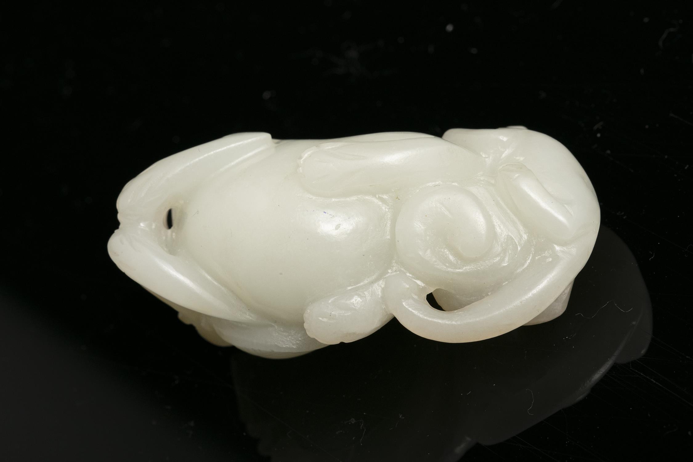 A WHITE JADE GROUP OF TWO CATS WITH A BUTTERFLY 玉耄耋 CHINA, POSSIBLY QING DYNASTY Carved out of an - Image 6 of 20