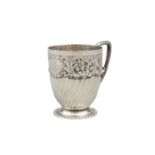 AN EDWARDIAN SILVER MUG, London c.1902, maker's mark of Wakely & Wheeler, the body chased and