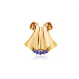 A SAPPHIRE CLIP BROOCH, BY CHAUMET, CIRCA 1940 The undulating scrolls with a row of cushion-cut