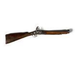 AN 18TH CENTURY FLINTLOCK BLUNDERBUSS WITH SWAMPED STEEL BARRELL, fully stocked with brass