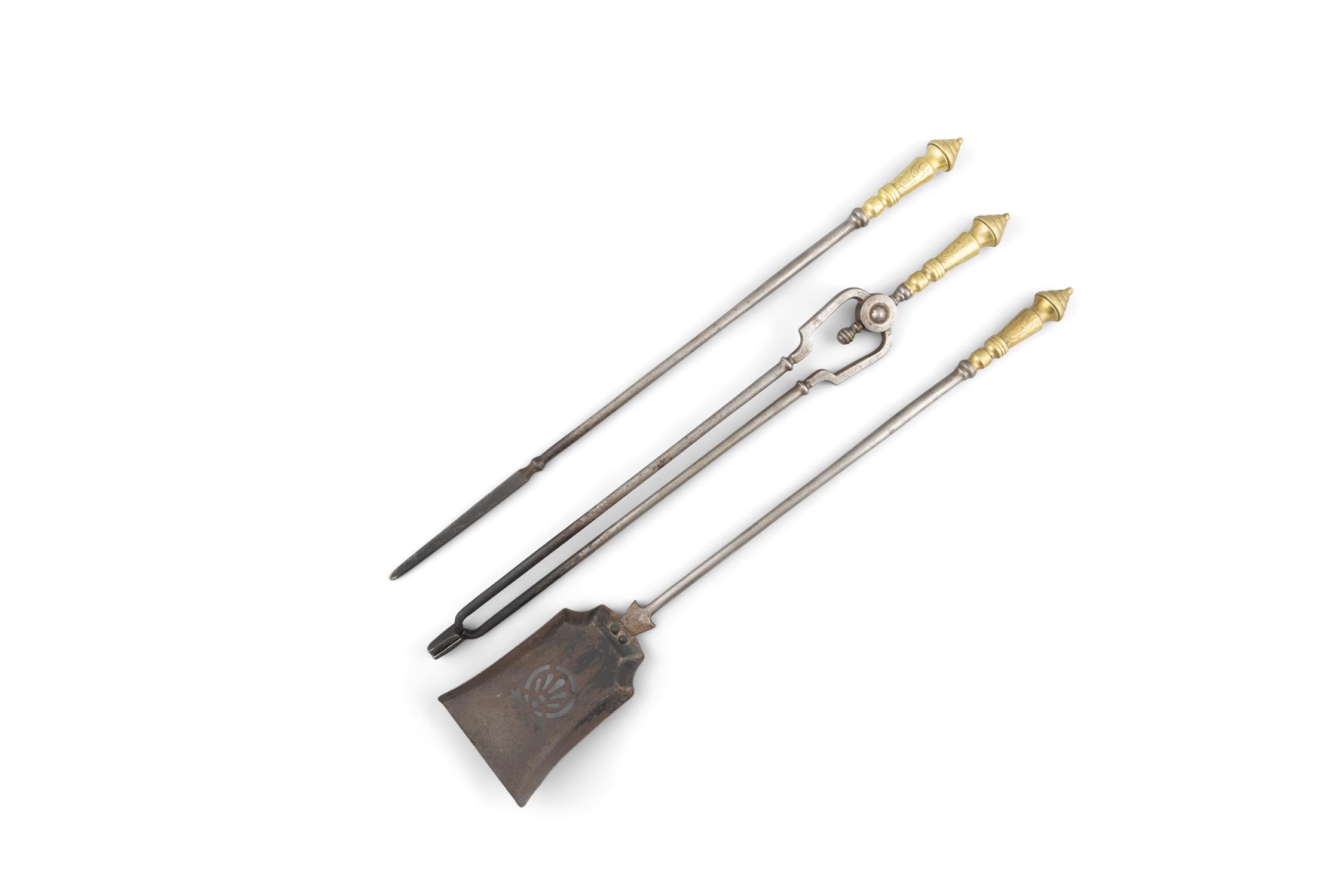 A SET OF 18TH CENTURY BRASS AND STEEL FIRE IRONS, comprising a shovel, poker and tongs, - Bild 2 aus 2