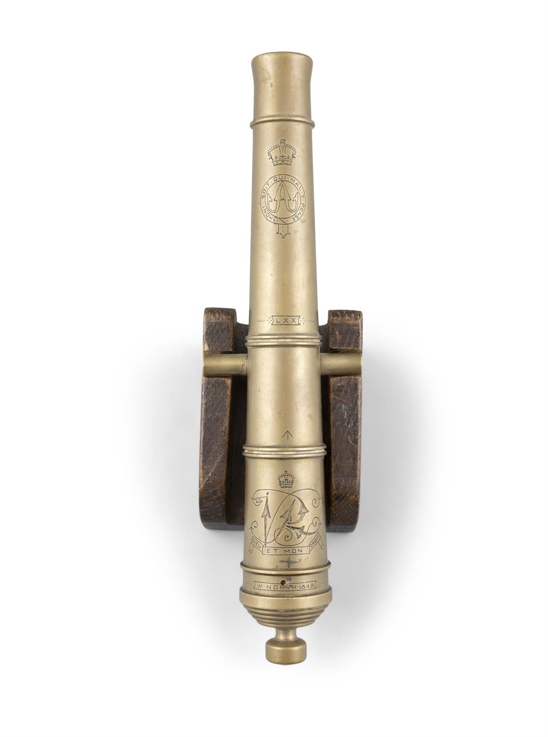 A 19TH CENTURY PERCUSSION ACTION BRASS AND OAK FRAMED SIGNAL CANNON, the detachable four ring - Bild 3 aus 5