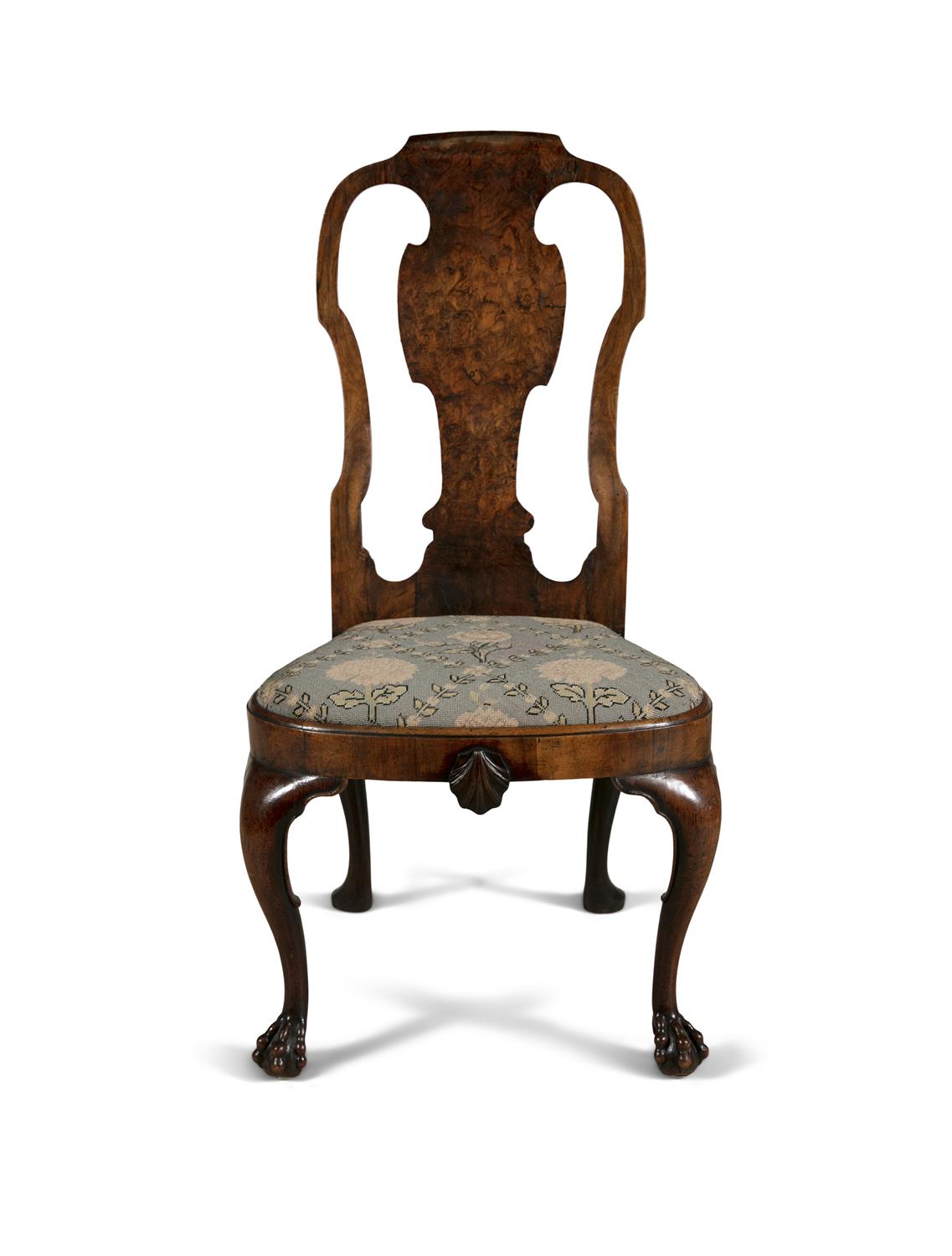 A RARE PAIR OF IRISH WALNUT CHAIRS, C.1710, the moulded backs with vase shaped splats, - Bild 2 aus 3