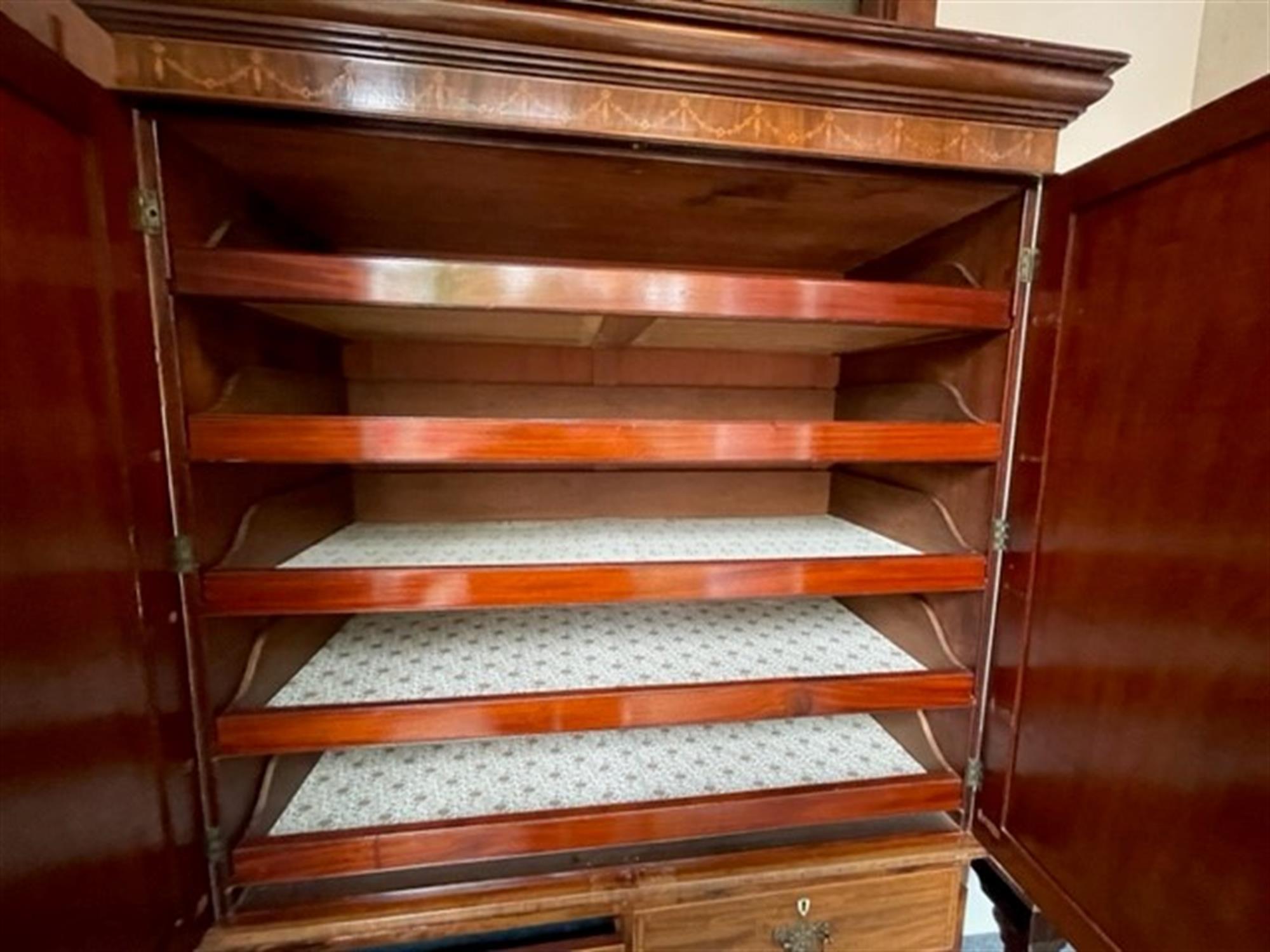 § A GEORGE III INLAID MAHOGANY AND CROSSBANDED LINEN PRESS, the stepped moulded pediment above a - Bild 5 aus 10