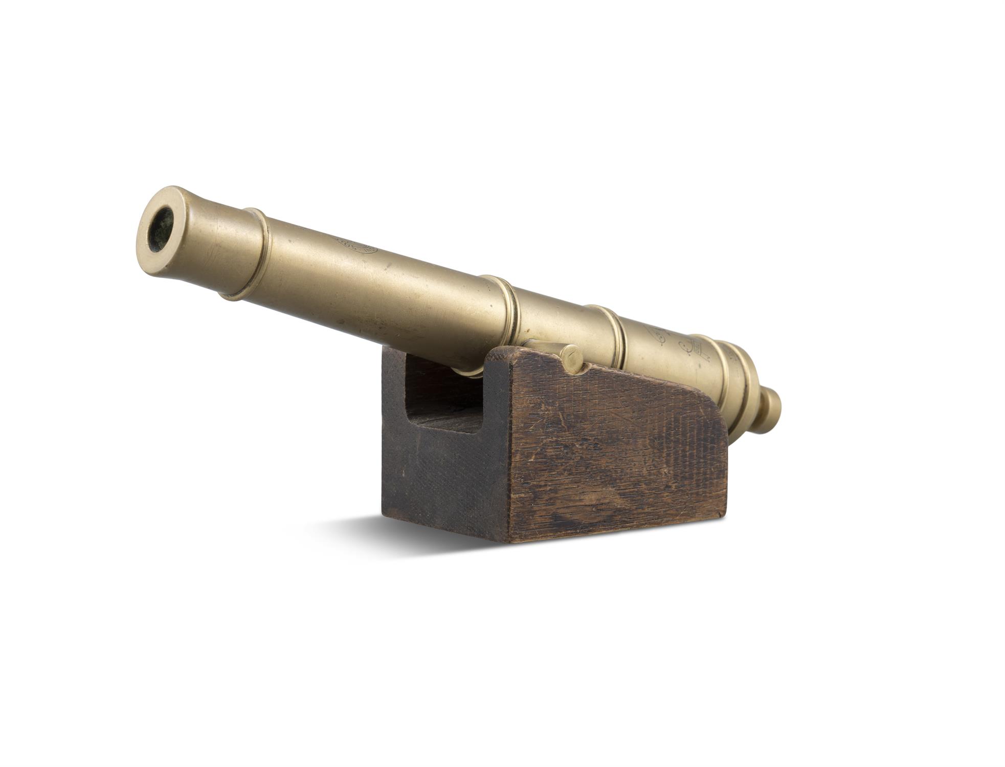 A 19TH CENTURY PERCUSSION ACTION BRASS AND OAK FRAMED SIGNAL CANNON, the detachable four ring - Bild 4 aus 5