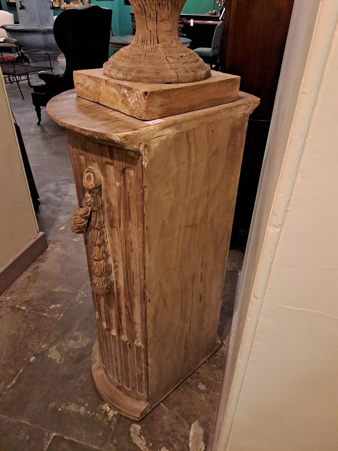 A 19TH CENTURY CARVED PINE PEDESTAL, of demi-lune shape, with stop-fluting and classical swags, - Bild 10 aus 11