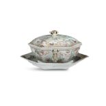 A CHINESE EXPORT TUREEN COVER AND STAND, EARLY 19TH CENTURY, of hexagonal outline,