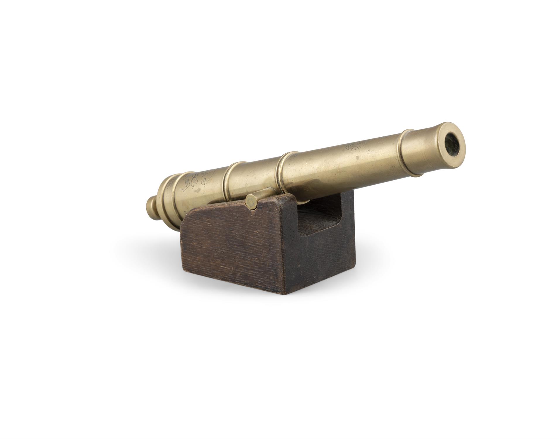 A 19TH CENTURY PERCUSSION ACTION BRASS AND OAK FRAMED SIGNAL CANNON, the detachable four ring