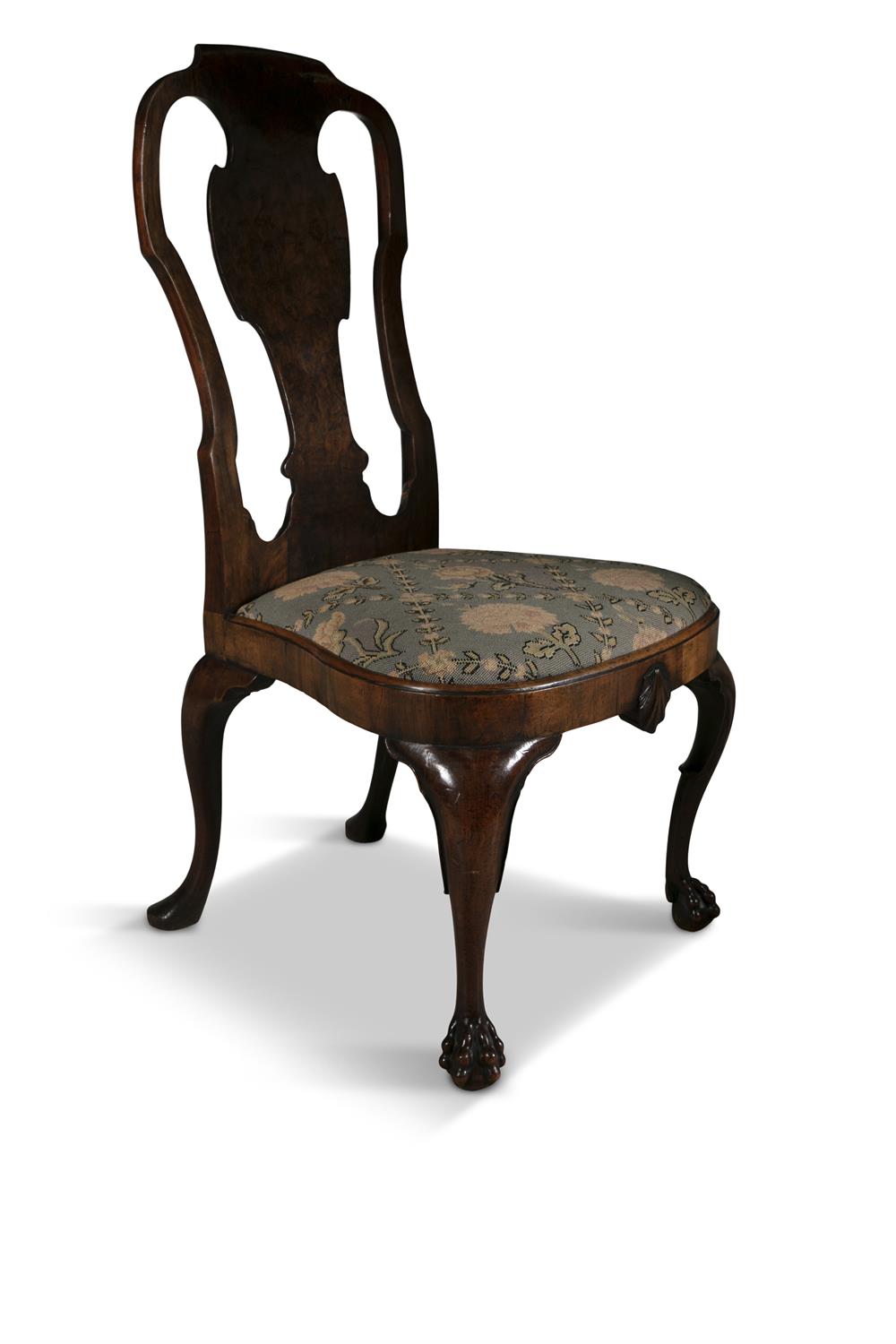 A RARE PAIR OF IRISH WALNUT CHAIRS, C.1710, the moulded backs with vase shaped splats, - Bild 3 aus 3