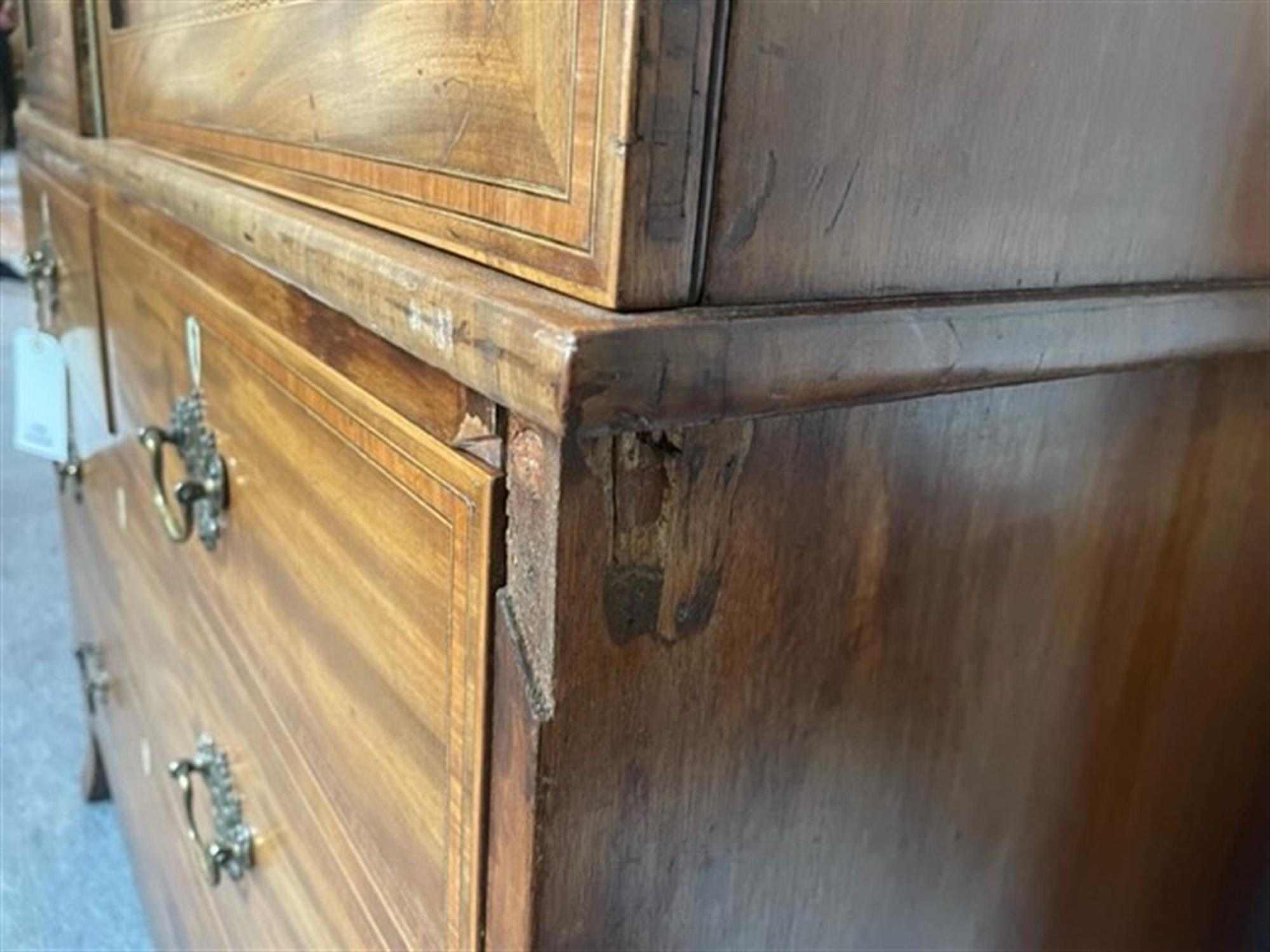 § A GEORGE III INLAID MAHOGANY AND CROSSBANDED LINEN PRESS, the stepped moulded pediment above a - Bild 9 aus 10