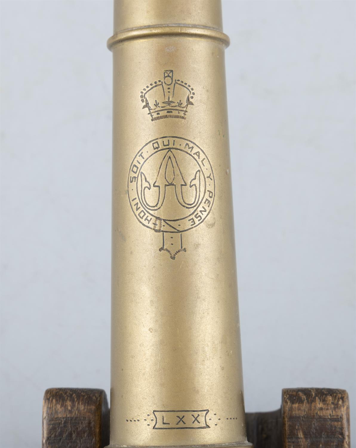 A 19TH CENTURY PERCUSSION ACTION BRASS AND OAK FRAMED SIGNAL CANNON, the detachable four ring - Bild 5 aus 5