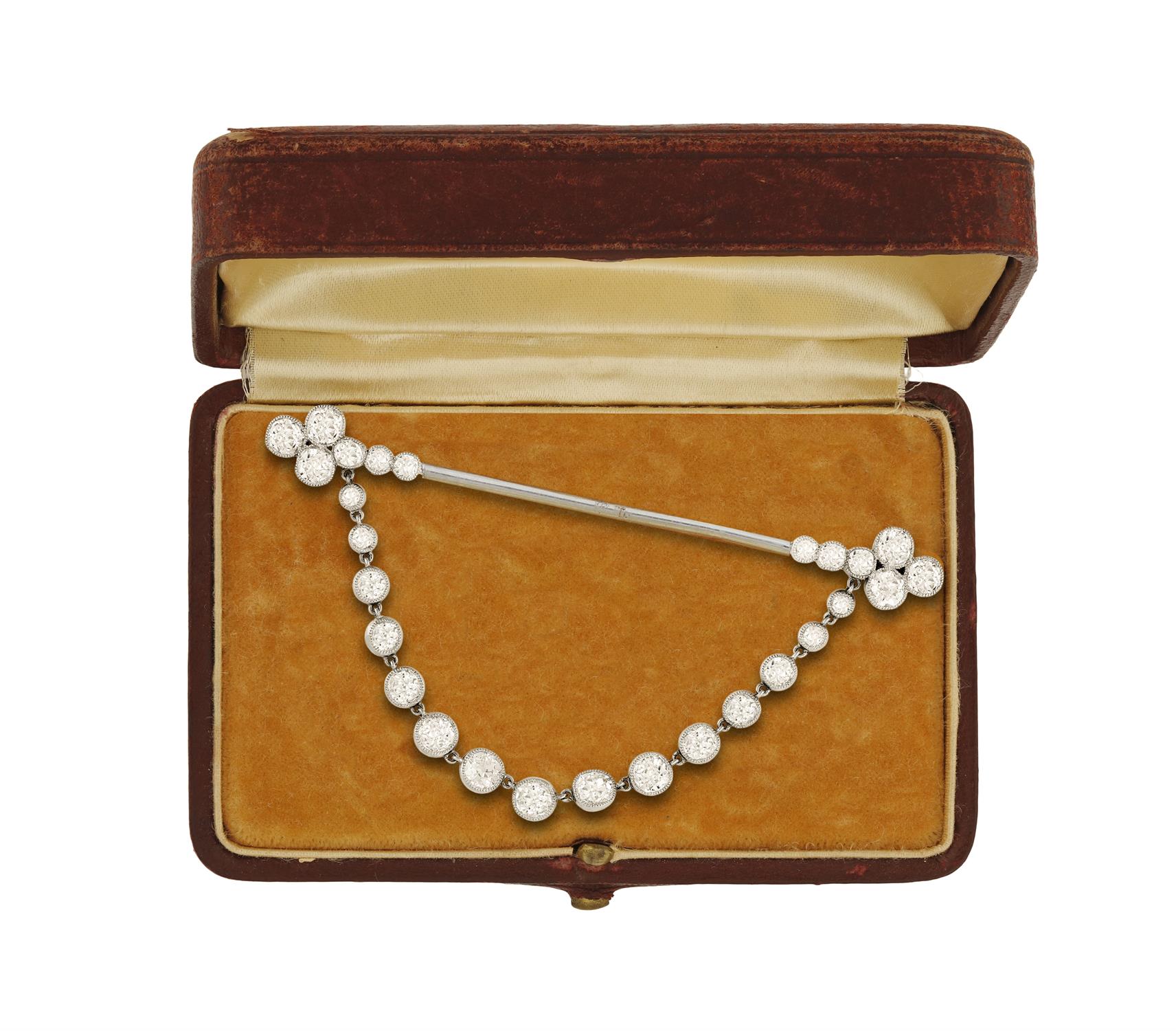 AN ELEGANT EARLY 20TH CENTURY DIAMOND JABOT PIN, CIRCA 1910 Set to each end with