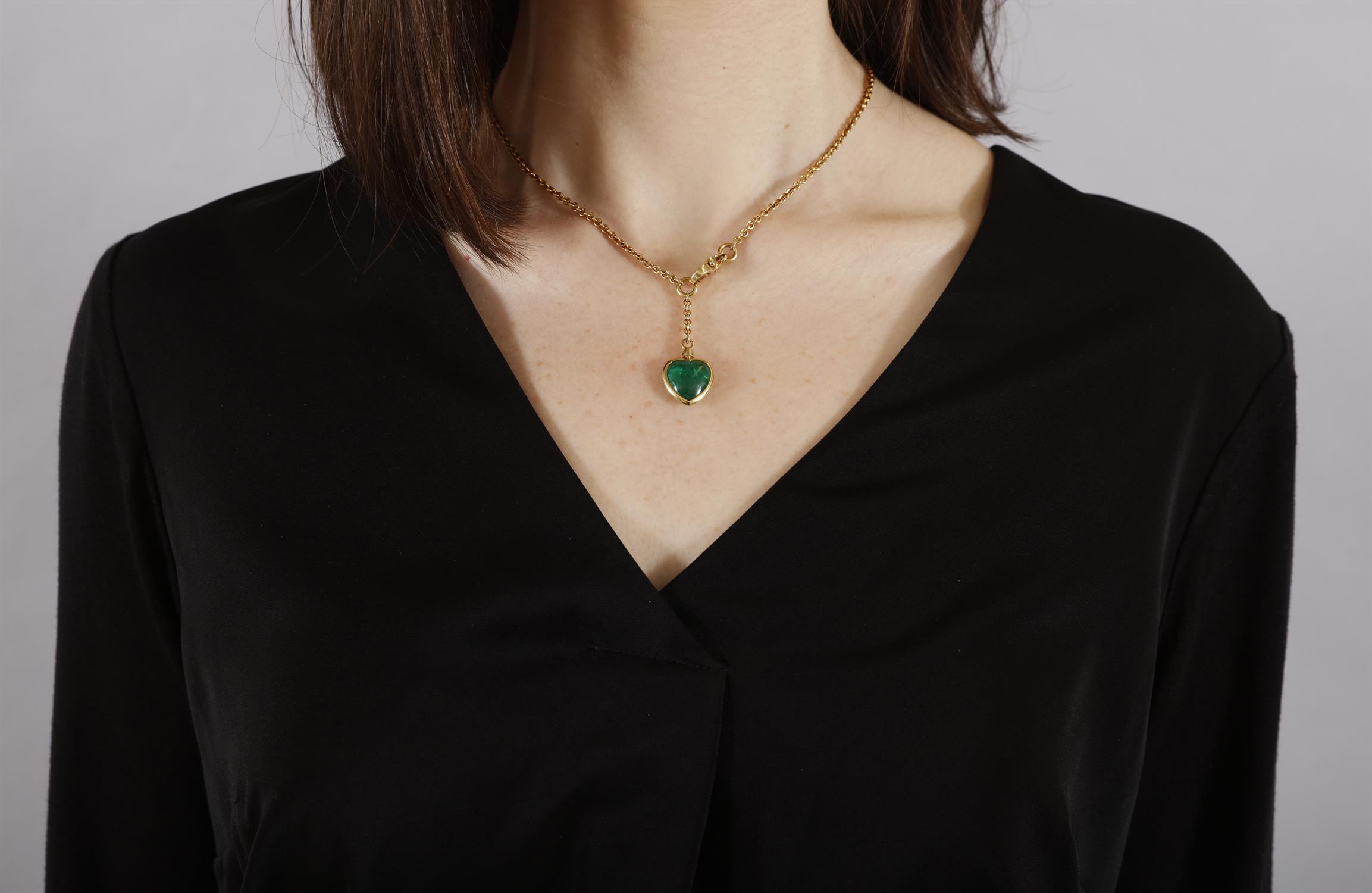 A GREEN PENDANT ON CHAIN, BY POMELLATO The thin cable-link chain suspending a green heart-shaped - Image 5 of 8