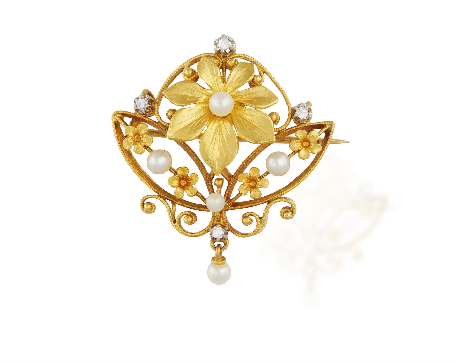 AN ART NOUVEAU PEARL AND DIAMOND PENDANT/BROOCH, FRENCH, CIRCA 1900 Of openwork floral design,