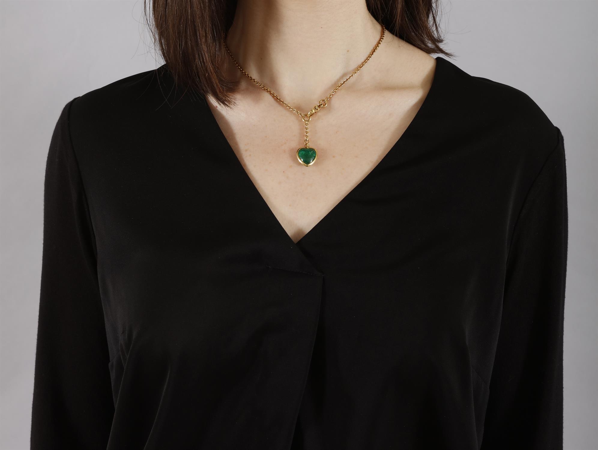 A GREEN PENDANT ON CHAIN, BY POMELLATO The thin cable-link chain suspending a green heart-shaped - Image 8 of 8