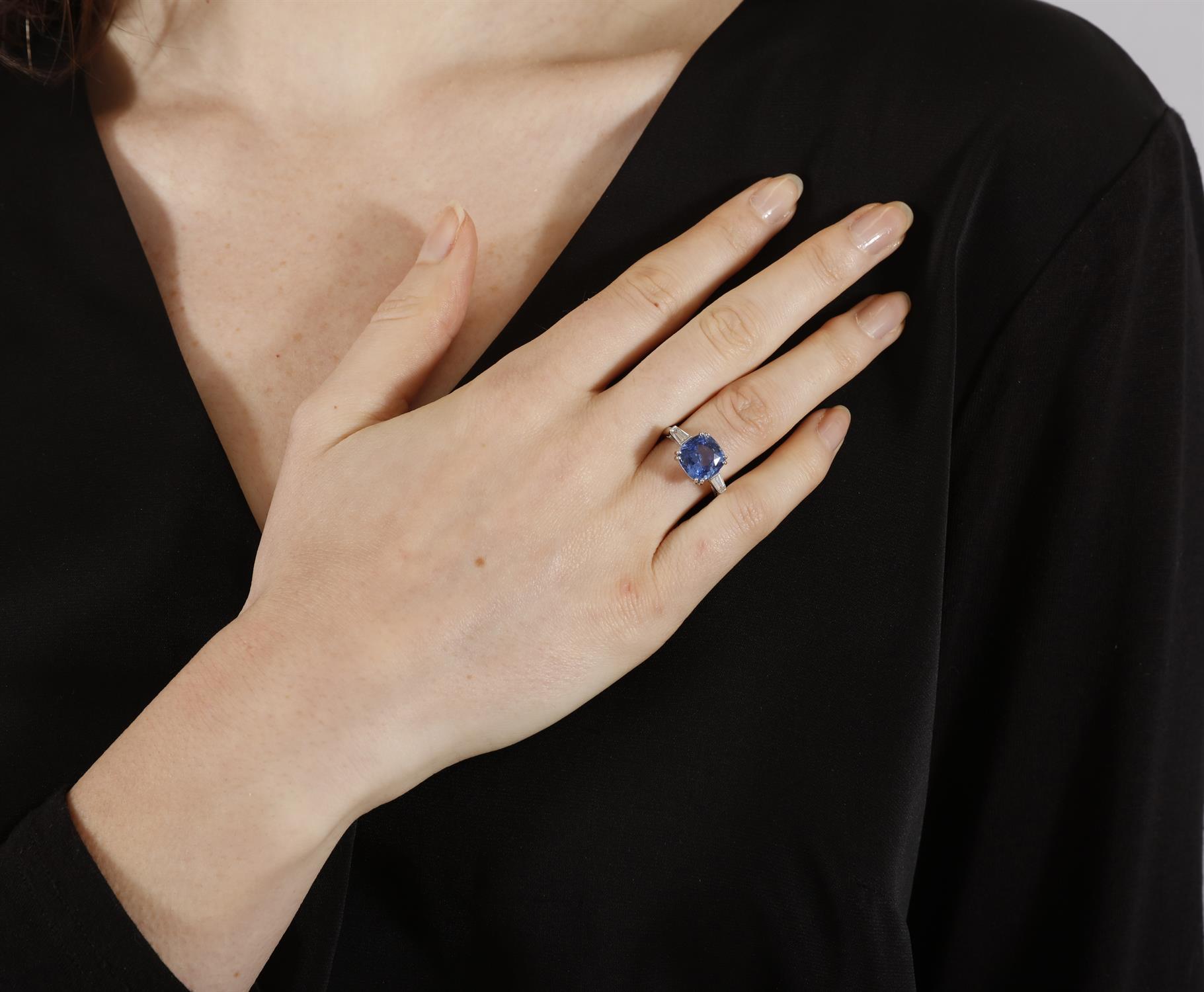 A SAPPHIRE AND DIAMOND DRESS RING The cushion-shaped sapphire weighing approximately 5. - Image 4 of 6