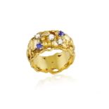 A SAPPHIRE AND DIAMOND RING, BY CHARLES DE TEMPLE, 1979 The textured gold hoop with two