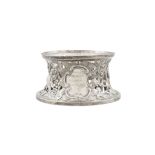 AN EDWARDIAN IRISH SILVER CIRCULAR DISH RING Dublin 1910, retailed by Weir & Sons, with pierced,