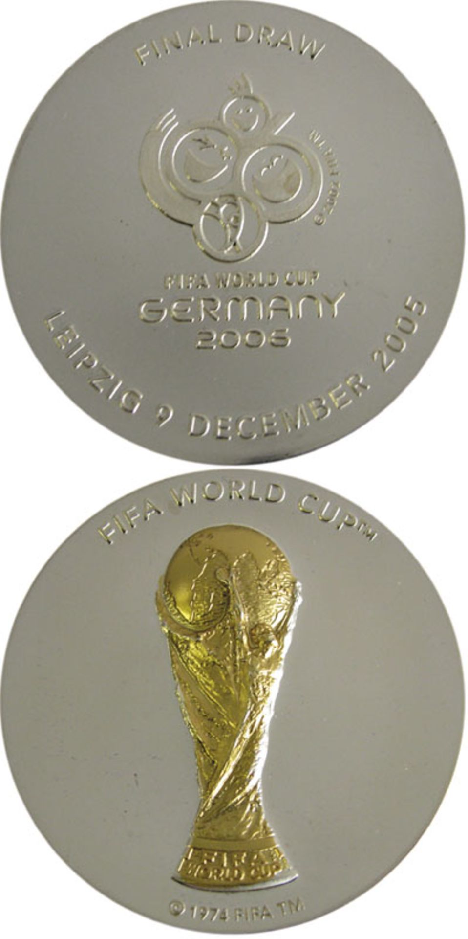 Teilnehmermedaille WM2006 - „FIFA World Cup“ Silbermedaille mit aufgesetztem goldenem Weltpokal.