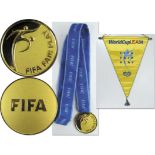 FIFA Fairplay Medaille+Wimpel - Original "FIFA Fair Play" Medaille. Bronze, vergoldet, 5 cm mit