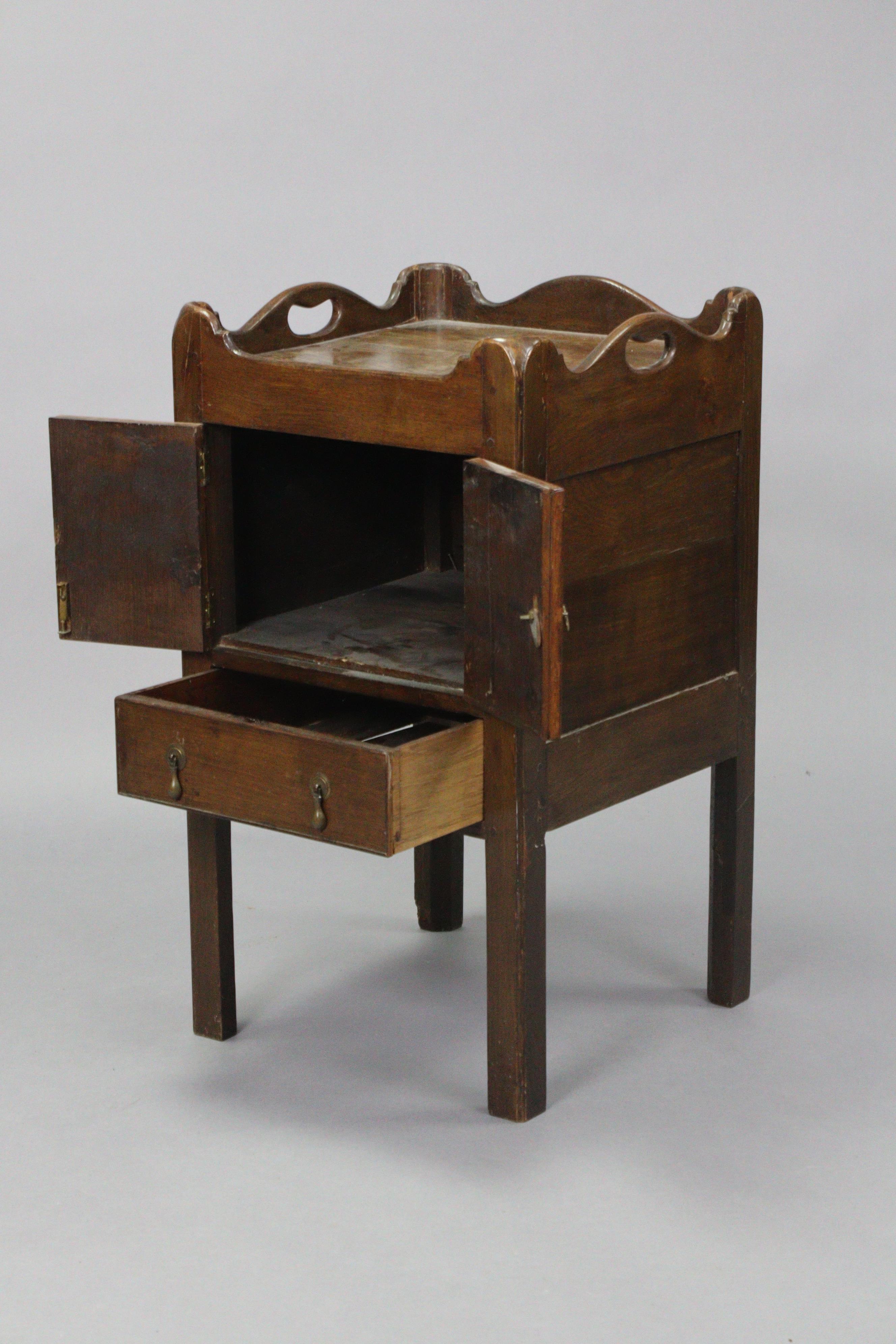 A late 18th century oak small tray-top bedside commode enclosed by a pair of panel doors, on - Bild 2 aus 2