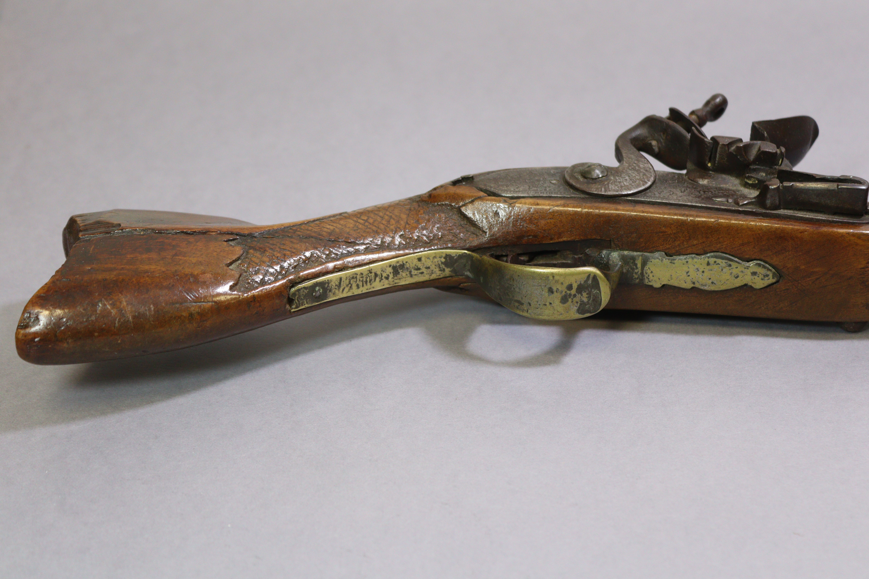 A 19th century Ottoman blunderbuss 'knee' pistol, 19" long. - Image 7 of 8