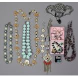 Various items of costume jewellery.