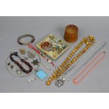 Various items of silver jewellery & costume jewellery.