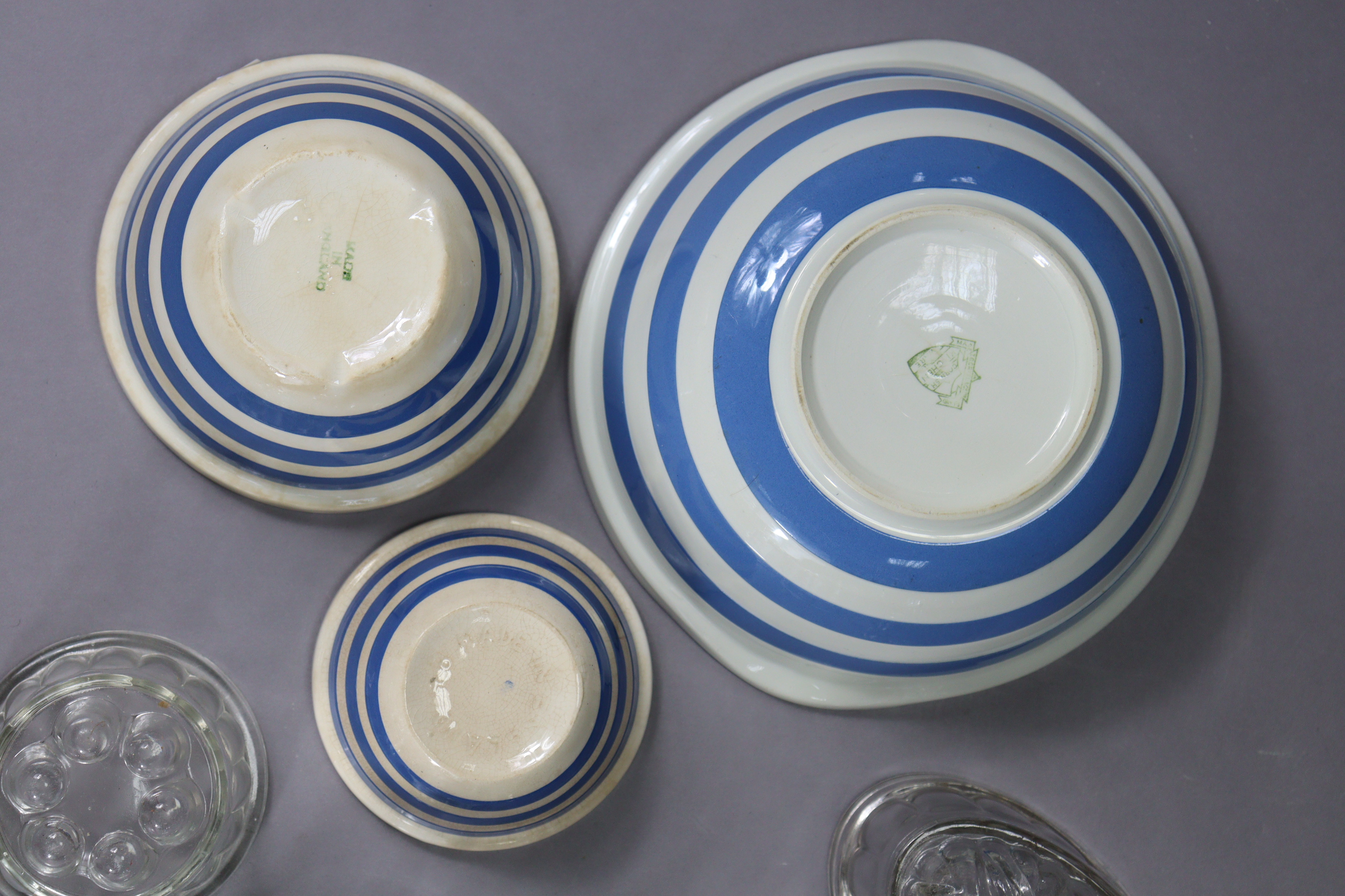 A T.G. Green blue & white banded Cornishware mixing bowl, 10” dia.; two similar smaller bowls; a - Image 4 of 7