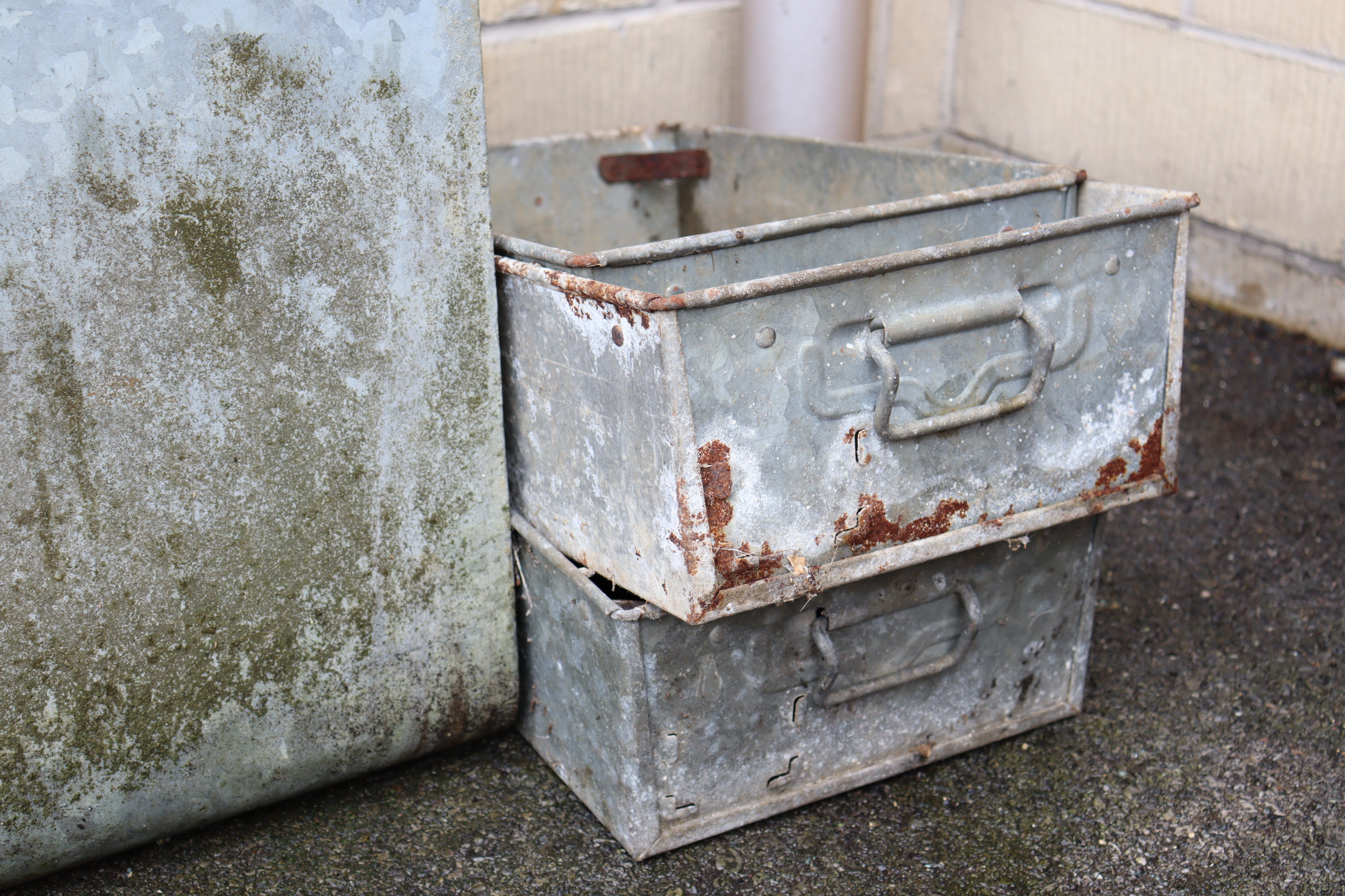 A galvanised-metal rectangular water-tank, 24” wide x 19½” high x 18” deep. - Image 3 of 4